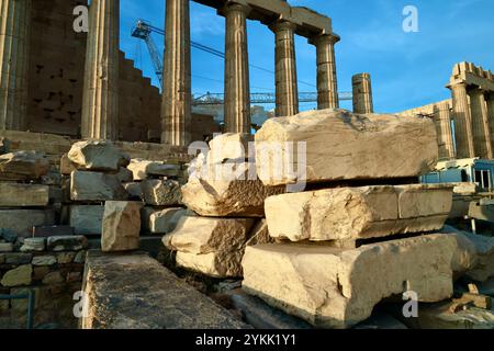 Akropolis-Hügel, einschließlich des Parthenon und anderer Bauwerke Stockfoto