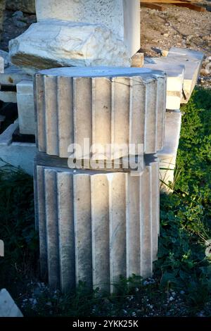 Akropolis-Hügel, einschließlich des Parthenon und anderer Bauwerke Stockfoto