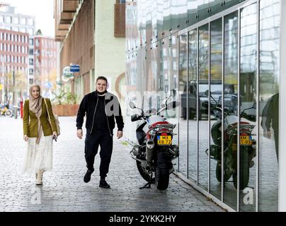 AMSTERDAM - Samira Sabir und Paris Popescu im Namen der Stiftung Muslim Rights Watch (MRWN) kommen bei der Staatsanwaltschaft an. Die Interessenvertretungsorganisation wird Maccabi-Fans wegen Anstiftung zu Hass und Gruppenverletzung anklagen. ANP KOEN VAN WEEL niederlande aus - belgien aus Stockfoto