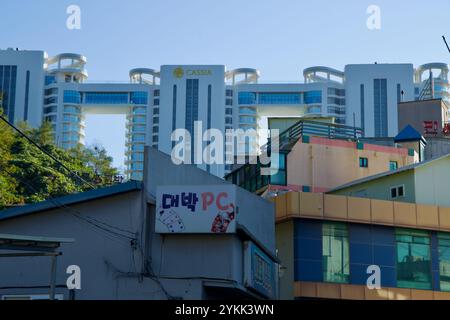 Sokcho, Südkorea - 3. November 2024: Ein Kontrast zwischen moderner und traditioneller Stadtarchitektur, mit lokalen Gebäuden im Vordergrund und dem Kontingent Stockfoto