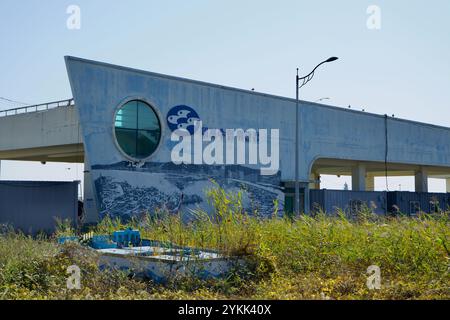 Sokcho, Südkorea - 3. November 2024: Das Daepo Fisheries Wholesale Market Gebäude mit seinem markanten blauen Design und dem runden Fenster in der Nähe Stockfoto