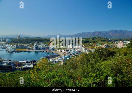 Sokcho, Südkorea - 3. November 2024: Ein malerischer Blick auf den Hafen Daepo, eingebettet an der Küste, mit der majestätischen Seorak Mountain Range, die einen bietet Stockfoto