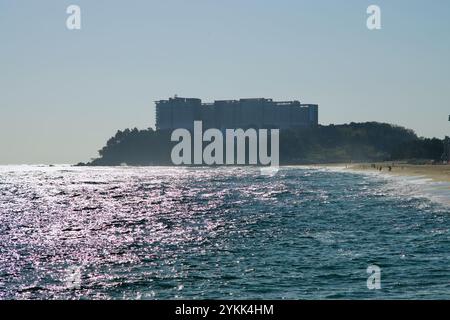 Sokcho, Südkorea - 3. November 2024: Die Silhouette des Lotte Resorts steht am südlichen Ende des Sokcho Beach, mit dem Glanz Stockfoto