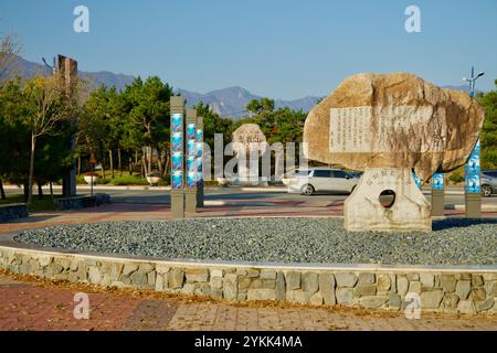 Sokcho, Südkorea - 3. November 2024: Monumentale Steine mit koreanischen Inschriften stehen am Eingang des Seorak Sunrise Park, umgeben von der Stadt Stockfoto