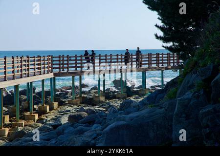 Sokcho City, Südkorea - 3. November 2024: Besucher genießen die malerische Aussicht von der Promenade des Oeongchi Sea Fragrance Trail mit Blick auf das felsige Ufer Stockfoto