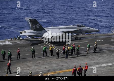 Die Boeing FA-18E Super Hornet der VFA-192 startet ab der USS Carl Vinson (CVN-70) Stockfoto