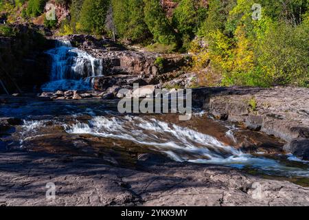 Foto gemacht im Gooseberry Falls State Park in der Nähe von Two Harbors, Minnesota, USA, an einem wunderschönen Herbstnachmittag. Stockfoto