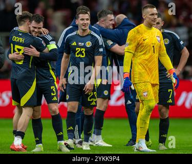 Warschau, Polen. November 2024. Die schottischen Spieler feiern nach dem Spiel der UEFA Nations League, Liga A, Gruppe A1 zwischen Polen und Schottland am 18. November 2024 im PGE National Stadium in Warschau (Foto: Andrew Surma/ Credit: SIPA USA/Alamy Live News) Stockfoto