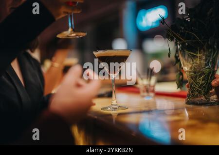 Close-up von Cocktails an einer Bar während einer Abendveranstaltung Stockfoto