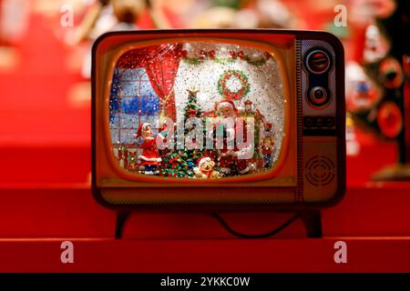 Der Weihnachtsmarkt am Dom in Köln lockt in diesem Jahr wieder viele Besucher mit Kunsthandwerk, Live-Musik, Genuss und einer großen geschmückten Tanne mit Lichterketten. Im Bild eine Schneekugel in Form eines Fernsehers. Symbolbild, Themenbild Köln, 18.11.2024 NRW Deutschland *** der diesjährige Weihnachtsmarkt am Kölner Dom zieht wieder viele Besucher an mit Kunsthandwerk, Live-Musik, kulinarischen Köstlichkeiten und einer großen dekorierten Tanne mit Feenlicht das Bild zeigt eine Schneekugel in Form eines Fernsehgeräts Symbolbild, Themenbild Köln, 18 11 2024 NRW Germany Copyrig Stockfoto