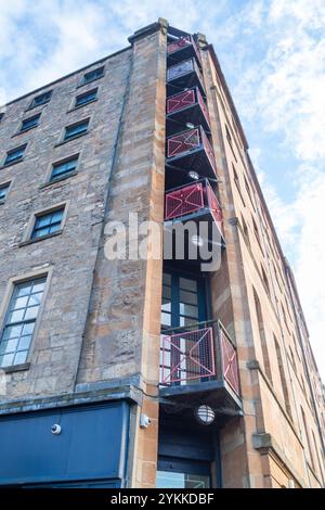 Flacher Blick auf restauriertes altes Gebäude, Fassade und Balkon gegen Himmel, Gebäude wurde 1989 restauriert, Standort Glasgow, Scoltand, Großbritannien Stockfoto