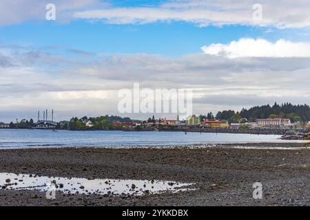 Sitka, Alaska, USA - 24. September 2024: Weitwinkelblick auf die Crescent Bay und die Stadt Sitka, Alaska. Stockfoto