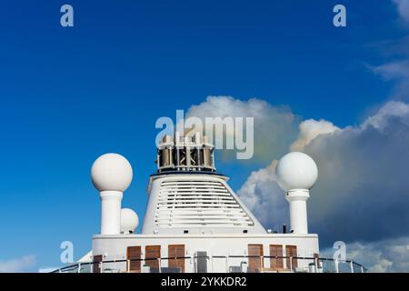 Kreuzfahrtschiff mit Radarkuppeln und Trichter, der Abgasrauch abstößt Stockfoto