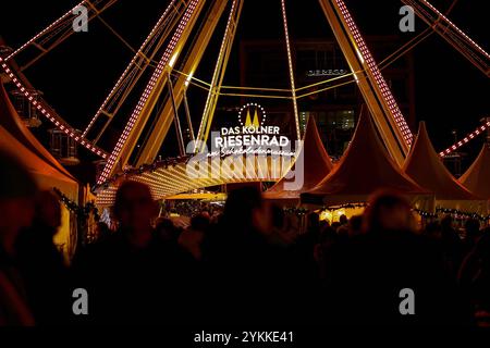 17.11.2024, xsefx, Köln, Pünktlich zur Vorweihnachtszeit öffnen die ersten Weihnachtsmärkte in Nordrhein-Westfalen. Eindrücke rund um den kölner Hafen-Weihnachtsmarkt am Schokoladenmuseum. Blick auf das Kölner Riesenrad NRW Deutschland *** 17 11 2024, xsefx, Köln, pünktlich zu Weihnachten eröffnen die ersten Weihnachtsmärkte in Nordrhein-Westfalen Impressionen rund um den Kölner Hafen Weihnachtsmarkt im Schokoladenmuseum Blick auf das Kölner Riesenrad NRW Deutschland Stockfoto