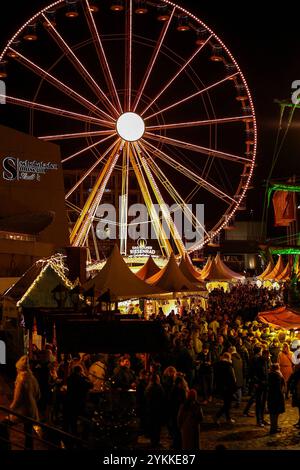 17.11.2024, xsefx, Köln, Pünktlich zur Vorweihnachtszeit öffnen die ersten Weihnachtsmärkte in Nordrhein-Westfalen. Eindrücke rund um den kölner Hafen-Weihnachtsmarkt am Schokoladenmuseum. Blick auf das Kölner Riesenrad NRW Deutschland *** 17 11 2024, xsefx, Köln, pünktlich zu Weihnachten eröffnen die ersten Weihnachtsmärkte in Nordrhein-Westfalen Impressionen rund um den Kölner Hafen Weihnachtsmarkt im Schokoladenmuseum Blick auf das Kölner Riesenrad NRW Deutschland Stockfoto