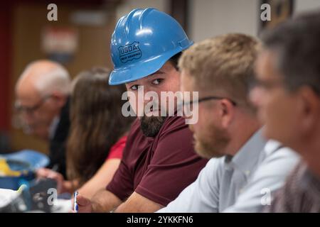 Inspektoren für landwirtschaftliche Fleischerzeugnisse der USDA untersuchen und sortieren Rindfleisch in einem Schlachthof und einer Verpackungsanlage. Stockfoto