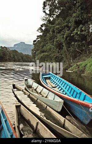 Holzboote auf dem Fluss Manday sind in Nanga Raun Dorf, Kalis, Kapuas Hulu, West Kalimantan, Indonesien zu sehen. Stockfoto