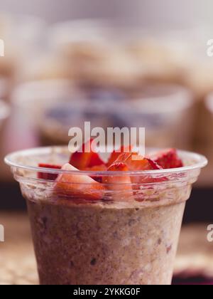 Gesundes Essen Beeren Granola Parfait in Plastikbecher Stockfoto