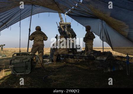 US-Soldaten, die dem 5. Bataillon, 25. Feldartillerie-Regiment, 3. Brigade Combat Team, 10. Gebirgsdivision, zugewiesen wurden, führen eine Feuermission mit der Haubitze M119 A3 während der Dynamic Front 25 in Smârdan, Rumänien, am 18. November 2024 durch. Die dynamische Front erhöht die Letalität der NATO-Allianz durch weitreichende Brände, den Aufbau der Einsatzbereitschaft in einem komplexen gemeinsamen, multinationalen Umfeld und die Nutzung der Kapazitäten der Gastländer, um die operative Reichweite der USAREUR-AF zu erhöhen. Dynamic Front umfasst mehr als 1.800 US-amerikanische und 3.700 multinationale Dienstmitglieder aus 28 alliierten Ländern und Partnerländern. (US-Arm Stockfoto