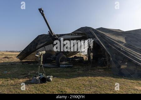 US-Soldaten, die dem 5. Bataillon, 25. Feldartillerie-Regiment, 3. Brigade Combat Team, 10. Gebirgsdivision zugewiesen wurden, warten auf eine Feuermission mit der Haubitze M119 A3 während der Dynamic Front 25 in Smârdan, Rumänien, 18. November 2024. Die dynamische Front erhöht die Letalität der NATO-Allianz durch weitreichende Brände, den Aufbau der Einsatzbereitschaft in einem komplexen gemeinsamen, multinationalen Umfeld und die Nutzung der Kapazitäten der Gastländer, um die operative Reichweite der USAREUR-AF zu erhöhen. Dynamic Front umfasst mehr als 1.800 US-amerikanische und 3.700 multinationale Dienstmitglieder aus 28 alliierten Ländern und Partnerländern. (US AR Stockfoto