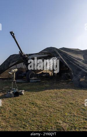 US-Soldaten, die dem 5. Bataillon, 25. Feldartillerie-Regiment, 3. Brigade Combat Team, 10. Gebirgsdivision zugewiesen wurden, warten auf eine Feuermission mit der Haubitze M119 A3 während der Dynamic Front 25 in Smârdan, Rumänien, 18. November 2024. Die dynamische Front erhöht die Letalität der NATO-Allianz durch weitreichende Brände, den Aufbau der Einsatzbereitschaft in einem komplexen gemeinsamen, multinationalen Umfeld und die Nutzung der Kapazitäten der Gastländer, um die operative Reichweite der USAREUR-AF zu erhöhen. Dynamic Front umfasst mehr als 1.800 US-amerikanische und 3.700 multinationale Dienstmitglieder aus 28 alliierten Ländern und Partnerländern. (US AR Stockfoto