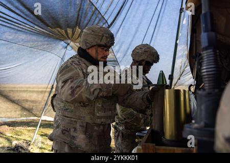 US-Soldaten, die dem 5. Bataillon, 25. Feldartillerie-Regiment, 3. Brigade Combat Team, 10. Gebirgsdivision, zugewiesen sind, bereiten die Haubitzenzüge M119 A3 für eine Feuermission während der Dynamic Front 25 in Smârdan, Rumänien, am 18. November 2024 vor. Die dynamische Front erhöht die Letalität der NATO-Allianz durch weitreichende Brände, den Aufbau der Einsatzbereitschaft in einem komplexen gemeinsamen, multinationalen Umfeld und die Nutzung der Kapazitäten der Gastländer, um die operative Reichweite der USAREUR-AF zu erhöhen. Dynamic Front umfasst mehr als 1.800 US-amerikanische und 3.700 multinationale Dienstmitglieder aus 28 alliierten Ländern und Partnerländern. (U. Stockfoto