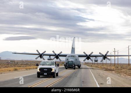 Flugplatz Operations and Security Forces eskortieren Freiwillige aus dem Museum, während sie ein C-130E Flugzeug in Edwards abschleppen. Das Flugzeug wurde von der Edwards South Base in das USAF Flight Test Museum verlegt. (Foto der Luftwaffe von Daniel Kelley) Stockfoto