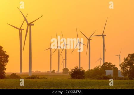 Windturbinen auf dem Windpark Bishop Hill werden zwischen den Mais- und Sojafeldern in der Nähe von Bishop Hill, Illinois, betrieben, 14. September 2017. USDA Foto von Preston Keres Stockfoto