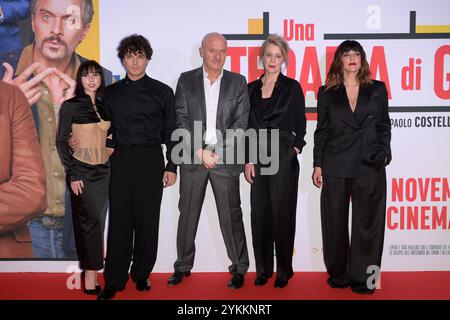 Rom, Italien. November 2024. Ludovica Francesconi (l), Leo Gassmann (l), Claudio Bisio (c), Margherita Buy (c) und Valentina Lodovini (r) besuchen den roten Teppich des Films „Una terapia di gruppo“ im Space Cinema Moderno. Quelle: SOPA Images Limited/Alamy Live News Stockfoto