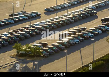 Luftaufnahme des Händlerparkplatzes mit vielen brandneuen Fahrzeugen zum Verkauf. Entwicklung eines amerikanischen Konzepts der Automobilindustrie Stockfoto