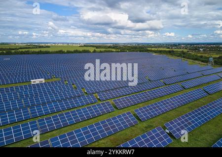 Luftaufnahme eines großen nachhaltigen Elektrokraftwerks mit Reihen von Photovoltaik-Solarmodulen zur Erzeugung sauberer elektrischer Energie. Konzept von Stockfoto