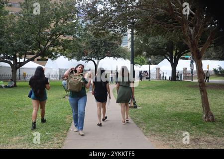 Austin, USA. November 2024. Besucher besuchen am 17. November 2024 das Texas Book Festival in Austin, Texas, USA. Quelle: Xu Jianmei/Xinhua/Alamy Live News Stockfoto