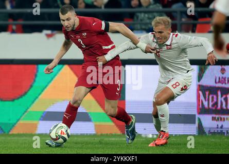 Leskovac, Serbien. November 2024. Strahinja Pavlovic (L) von Serbien streitet mit Gustav Isaksen von Dänemark während der UEFA Nations League 2024/25 gegen Ein Fußballspiel zwischen Serbien und Dänemark in Leskovac, Serbien, 18. November 2024. Quelle: Predrag Milosavljevic/Xinhua/Alamy Live News Stockfoto