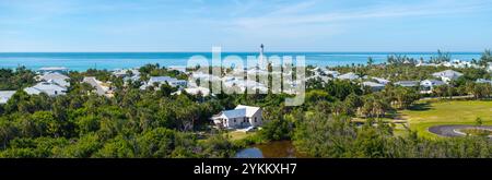 Teure Villen zwischen grünen Palmen am Golf von Mexiko in der kleinen Insel Boca Grande auf Gasparilla Island im Südwesten Floridas, USA Stockfoto