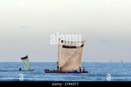 Dao-Fischerboote im Mosambik-Kanal. Foto am frühen Morgen in Morondava, Madagaskar. Stockfoto