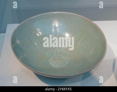 Schüssel mit geformtem Design aus Pfingstrosen-, Korea-, Gangjin- oder Buan-Öfen, Goryeo-Periode, 1100er bis Mitte 1200er Jahre n. Chr., Steinzeug, Celadon-Glasur Stockfoto