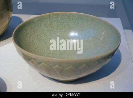 Schüssel mit geformtem und geschnitztem Design aus Lotus, Korea, Gangjin oder Buan Öfen, Goryeo-Zeit, 1100er Jahre n. Chr., Steinzeug, Celadon, Glasur Stockfoto