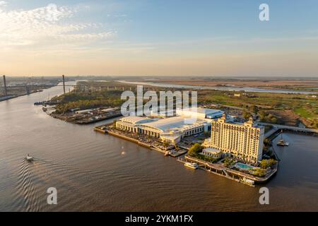 Savannah Convention Center in der historischen Stadt Savannah in Georgia. Südstaaten-Stadtansicht bei Sonnenuntergang Stockfoto