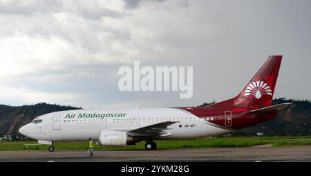 Ein Air Madagascar Flugzeug auf dem Asphalt auf dem internationalen Flughafen in Antananarivo, Madagaskar. Stockfoto