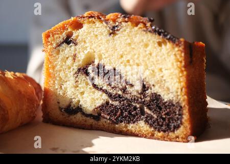 Genießen Sie ein köstliches Stück Marmor Cake mit unwiderstehlichen Schokoladenstrudeln Stockfoto