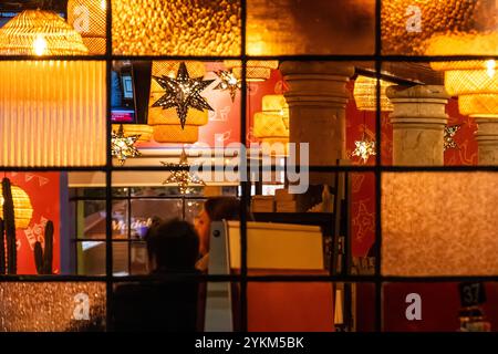 Innenansicht des Restaurants El Paso Tacos & Tequila durch ein Außenfenster mit strukturierten Glasscheiben in Metro Atlanta, Georgia. (USA) Stockfoto