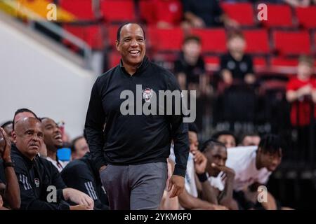 Raleigh, NC, USA. November 2024. North Carolina State Wolfpack Head Coach Kevin Keatts während der zweiten Halbzeit gegen die Colgate Raiders im NCAA Basketball Matchup im Lenovo Center in Raleigh, NC. (Scott Kinser/CSM). Quelle: csm/Alamy Live News Stockfoto