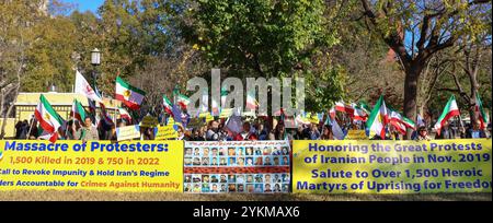 Washington, USA. November 2024. Die Teilnehmer heben Flaggen und Banner an, um an diejenigen zu erinnern, die während der Proteste im Iran 2019 während eines marsches verloren wurden, und rufen zu internationalen Maßnahmen auf, um das iranische Regime für Verbrechen gegen die Menschlichkeit zur Rechenschaft zu ziehen. Demonstranten versammelten sich in Washington DC, um den 1.500 Demonstranten zu Tribut zu zollen, die während des Aufstands im November 2019 im Iran getötet wurden. (Credit Image: © Siavosh Hosseini/SOPA Images via ZUMA Press Wire) NUR REDAKTIONELLE VERWENDUNG! Nicht für kommerzielle ZWECKE! Stockfoto