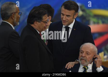 Rio De Janeiro, Brasilien. November 2024. Der französische Präsident Emmanuel Macron (2. R) spricht mit dem kolumbianischen Präsidenten Gustavo Petro (2. L) und dem brasilianischen Präsidenten Luiz Inacio Lula da Silva (1. R) während des 19. G20-Gipfels in Rio de Janeiro, Brasilien, am 18. November 2024. Quelle: Lucio Tavora/Xinhua/Alamy Live News Stockfoto