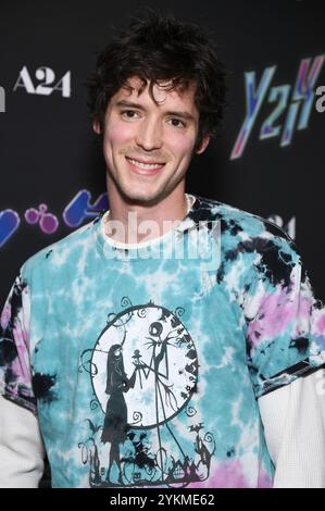 New York, USA. November 2024. Pico Alexander nimmt am 18. November 2024 an der „Y2K“ New York Screening der A24 im Crosby Street Hotel, New York, NY, Teil. (Foto: Anthony Behar/SIPA USA) Credit: SIPA USA/Alamy Live News Stockfoto