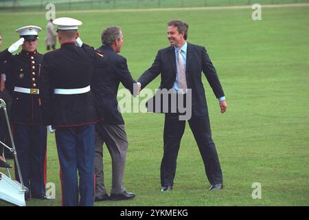 Der britische Premierminister Tony Blair begrüßt Präsident George W. Bush zu Chequers in Halton, England. Stockfoto