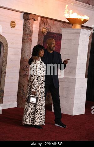 November 2024 Pauletta Washington und ihr Ehemann Denzel Washington nahmen am 18. November 2024 an der Premiere von Paramount Pictures Gladiator II in Los Angeles, Kalifornien, am TCL Chinese Theatre Teil. Foto: Barry King/Alamy Live News Stockfoto