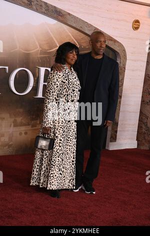 November 2024 Pauletta Washington und ihr Ehemann Denzel Washington nahmen am 18. November 2024 an der Premiere von Paramount Pictures Gladiator II in Los Angeles, Kalifornien, am TCL Chinese Theatre Teil. Foto: Barry King/Alamy Live News Stockfoto