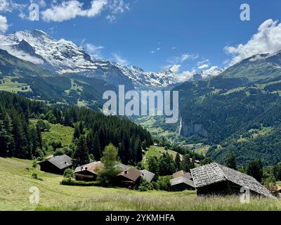 Ein schöner Sommerblick auf das Lauterbrunnental in den Schweizer Alpen, von einer Almweide am Rande des Dorfes Wengen aus gesehen. Stockfoto
