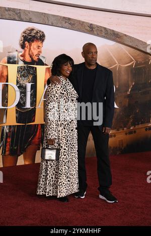 November 2024 Pauletta Washington und ihr Ehemann Denzel Washington nahmen am 18. November 2024 an der Premiere von Paramount Pictures Gladiator II in Los Angeles, Kalifornien, am TCL Chinese Theatre Teil. Foto: Barry King/Alamy Live News Stockfoto